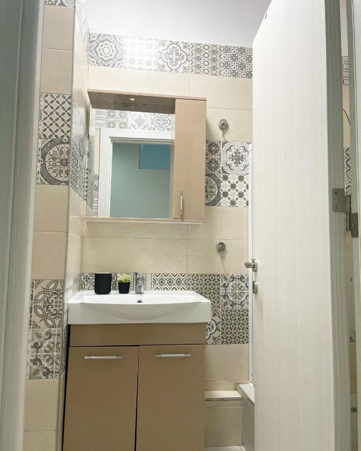 White Apartment Bucarest Esterno foto